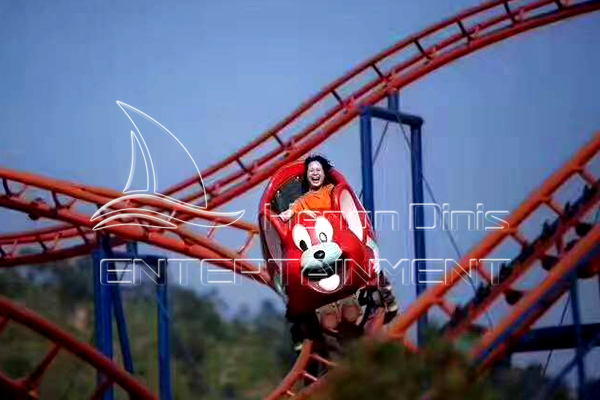 wild mouse roller coaster rotating on thr track to bring riders thrilling experience